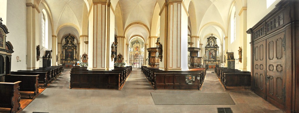 Der hintere Kirchenraum: Eine romanische Hallenkirche: Drei gleich hohe und gleich breite Kirchenschiffe (leicht verzerrte Panorama-Fotografie)